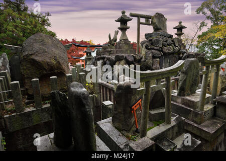 Molte migliaia di personal piccoli santuari Shintoisti, Tsuka, A Fushimi testa Inari-Taisha Santuario di Fushimi Ward, Kyoto, Giappone Foto Stock