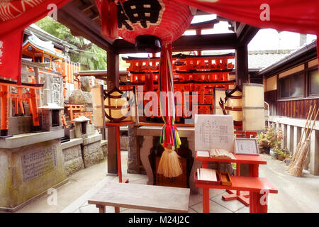 Uno dei santuari Shintoisti a Fushimi Inari Taisha Sacrario di testa in Fushimi Ward, Kyoto, Giappone Foto Stock