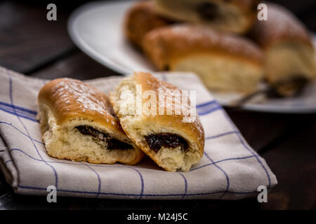 Ceca tradizionale ciambelle con marmellata di prugne e caffè nero sulla tavola di legno Foto Stock