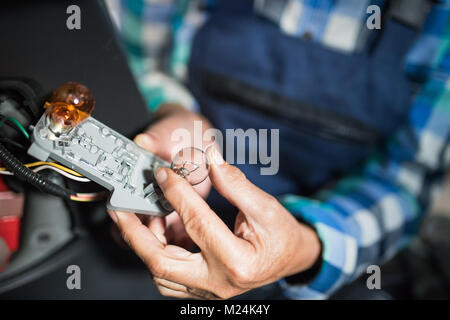 Vecchio broken auto candele. Riparazione auto. Sostituzione delle candele  di accensione Foto stock - Alamy