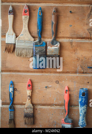 Le vecchie spazzole fotografato su sfondo di legno Foto Stock