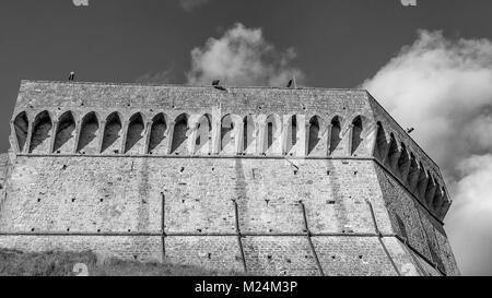 Dettagli in bianco e nero della Fortezza Medicea di Volterra, Pisa, Toscana, Italia Foto Stock