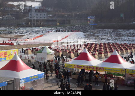 Hwacheon, Repubblica di Corea. Il 22 gennaio 2018. I partecipanti la pesca sul ghiaccio sulla congelati Hwacheon nel fiume Sancheoneo Festival di ghiaccio nei pressi di Pyeongchang Olypics Foto Stock