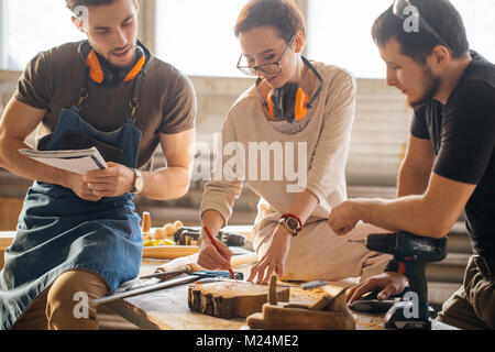 Carpenter formazione apprendista femmina per utilizzare il piano Foto Stock