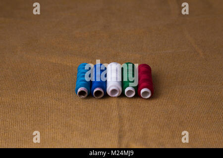 Colorati fili di cucitura Foto Stock