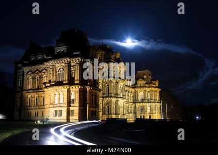 Il Bowes Museum di Barnard Castle sotto un cielo chiaro di luna, Teesdale, County Durham, Regno Unito. Foto Stock