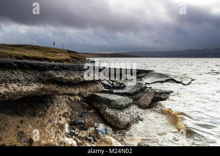 Scalo eroso dall azione di onda di minare la strada asfaltata, Mucca Serbatoio verde, Superiore Teesdale, County Durham, Regno Unito. Foto Stock