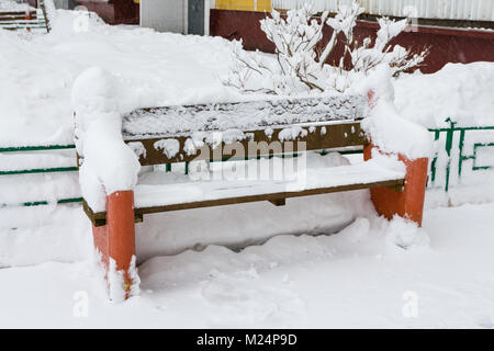 Banco di strade coperte da neve dopo una nevicata Foto Stock