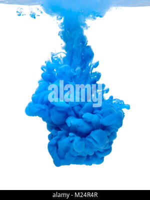 Colore blu vernice versando in acqua Foto Stock