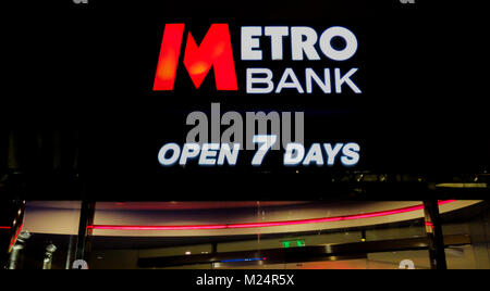 Metro Bank aperto 7 giorni su Tottenham Court Road, Londra, Regno Unito Foto Stock