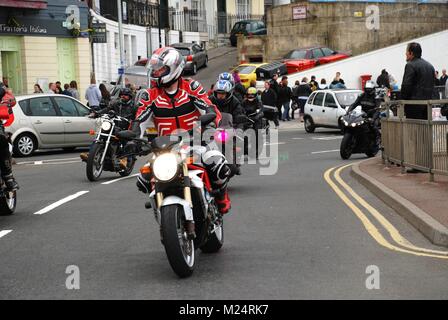 Motociclisti raccogliere sul lungomare per l annuale giorno di maggio moto rally a Hastings in East Sussex, in Inghilterra il 5 maggio 2009. Foto Stock