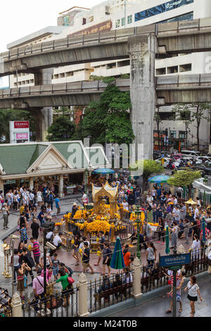 Vista di un sacco di persone presso il Santuario di Erawan e sopraelevata BTS Skytrain le vie di Bangkok, Tailandia. Foto Stock