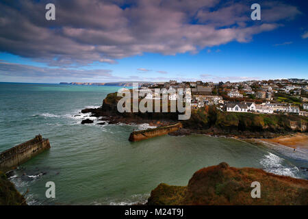 Il villaggio di Port Isaac in North Cornwall, Regno Unito, su un soleggiato e freddo giorno di febbraio. Foto Stock