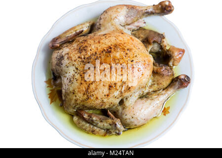 Sul tavolo un piatto di pollo fritto conditi con spezie su uno sfondo bianco. La vista dall'alto. Foto Stock