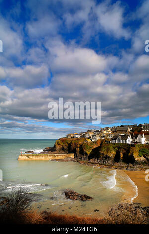 Il villaggio di Port Isaac in North Cornwall, Regno Unito, su un soleggiato e freddo giorno di febbraio. Foto Stock