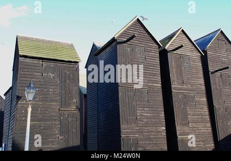 La storica rete da pesca capanne di essiccazione su Stade a Hastings in East Sussex, Inghilterra. Foto Stock