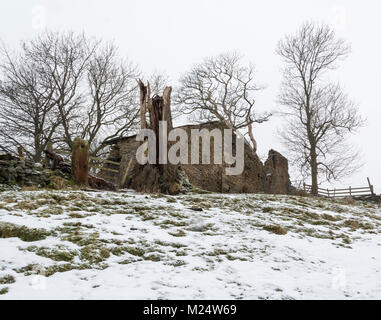 Una immagine di un edificio abbandonato presi dopo una nevicata nel Derbyshire, England, Regno Unito Foto Stock