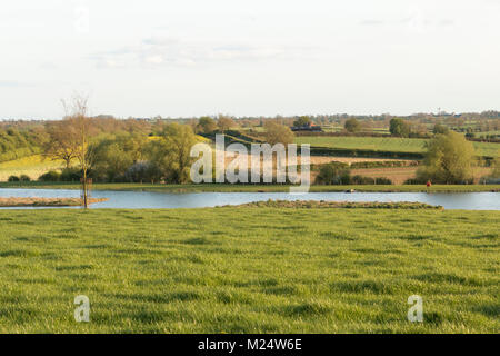 Una vista sul nuovo lago di pesca adottate su una serata primaverile a Eye Kettleby laghi di pesca, melton mowbray, leicestershire, England, Regno Unito Foto Stock