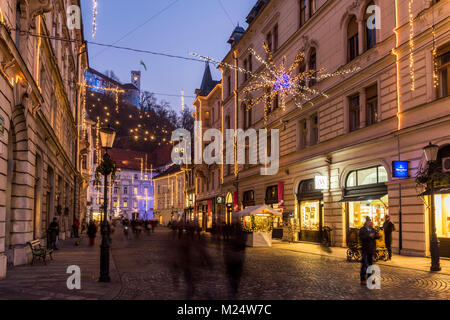 Sritar street con il castello di Ljubljana in background adornata con le luci di Natale, Lubiana, Slovenia Foto Stock