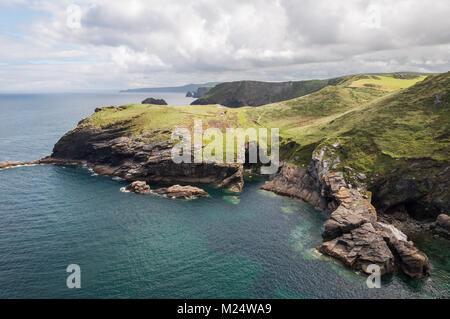 Fine campo in corrispondenza Tintagel sul Cornish Coast, Inghilterra, Regno Unito. Foto Stock