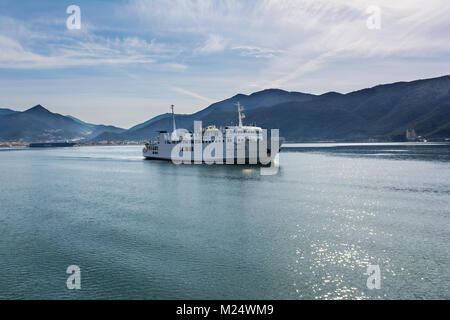 IGOUMENITSA GRECIA - Marzo 5, 2017: traghetto dal porto di Igoumenitsa a Corfù, Grecia. Foto Stock
