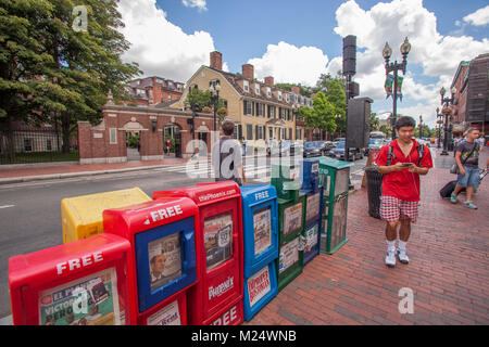 Studente a piedi lungo i Mass Ave in Cambridge Foto Stock