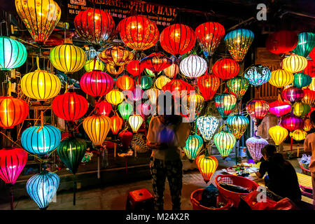 Lanterne tradizionali in un negozio nella antica città di Patrimonio Mondiale UNESCO elencati di Hoi An, Vietnam Foto Stock