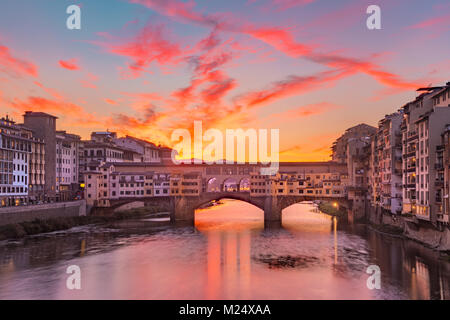 Il fiume Arno e il Ponte Vecchio a Firenze, Italia Foto Stock