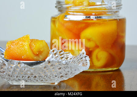 Conservate le arance in un vaso aperto Foto Stock