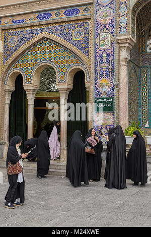 Tehran, Iran - 27 Aprile 2017: le donne iraniane in hijab sostare nelle vicinanze di Shah Abdol Azim Santuario e scattare foto. Foto Stock