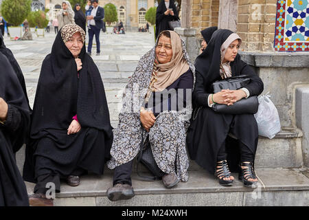 Tehran, Iran - 27 Aprile 2017: pellegrini iraniani in hijab sedersi vicino a Shah Abdol Azim Santuario. Foto Stock