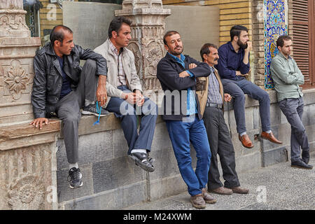 Tehran, Iran - 27 Aprile 2017:pellegrini iraniani stand in Shah Abdol Azim Santuario. Foto Stock