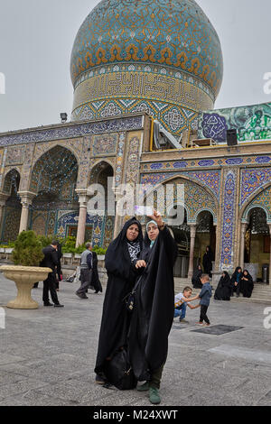 Tehran, Iran - 27 Aprile 2017: le donne iraniane il hijab come scattare foto di se stessi nei pressi del Santuario di Hazrat Abdulazim al-Hasani. Foto Stock