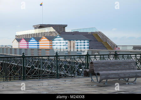 Hastings pier battenti bandiera arcobaleno, inverno 2017, east sussex, Regno Unito Foto Stock