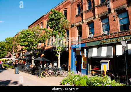 CHARLOTTETOWN, Canada - 8 Agosto 2016: edifici storici e ristoranti sulla fila di Victoria strada pedonale Foto Stock