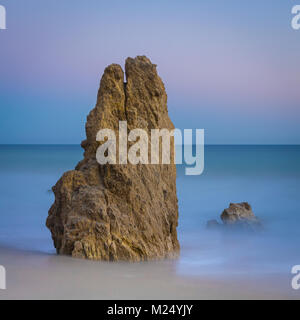 Roccia alta formazione al tramonto a El Matador State Beach, Malibu, California, Stati Uniti d'America Foto Stock