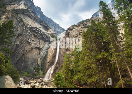 Abbassare Yosemite Falls nel Parco Nazionale di Yosemite in California, Stati Uniti d'America Foto Stock