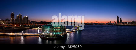 Panorama vista notturna di alcuni Sevit (Hangang isola galleggiante) a Seul, Corea del Sud Foto Stock