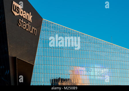 Il logo dei New England Patriots e Philadelphia Eagles sono visibili sul tabellone prima di Super Bowl LII A US Bank Stadium di Minneapolis Foto Stock