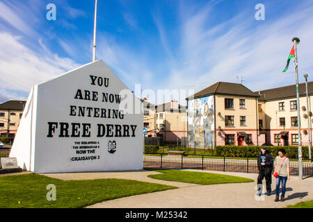 "Si sta ora entrando in libera Derry' Corner a Londonderry, Irlanda del Nord, con due passanti Foto Stock