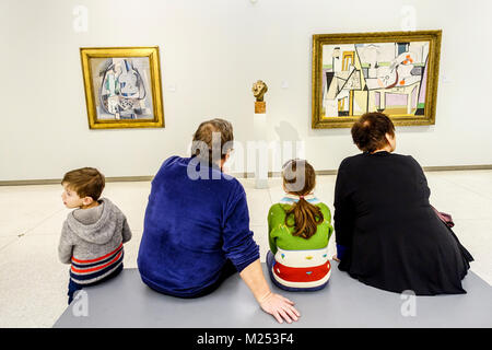 Emil fila Veletrzni Palac, Galleria Nazionale di Praga Holesovice, Repubblica Ceca persone nel museo bambini galleria d'arte museo, panchina galleria per famiglie Foto Stock