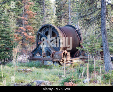 I resti di un antico steam alimentato il mio albero fune del verricello, al di fuori del granato città fantasma, sul Bear Gulch, a nord-ovest di Drummond, Montana. Foto Stock