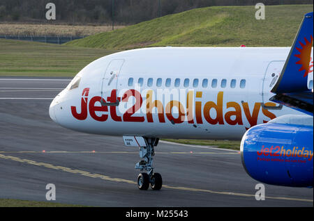 Jet2 Boeing 757 di rullaggio per il decollo all'Aeroporto di Birmingham, UK (G-LSAK) Foto Stock