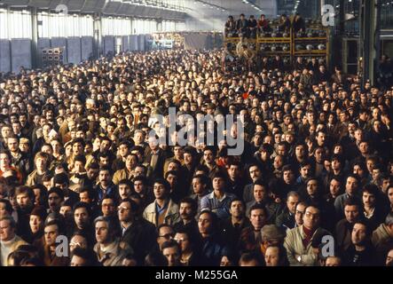 Gruppo Unione dei lavoratori in stabilimento di Arese di Alfa Romeo Auto fabbrica (Milano, Italia, Mars 1982) Foto Stock