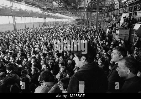 Gruppo Unione dei lavoratori in stabilimento di Arese di Alfa Romeo Auto fabbrica (Milano, Italia, Mars 1982) Foto Stock