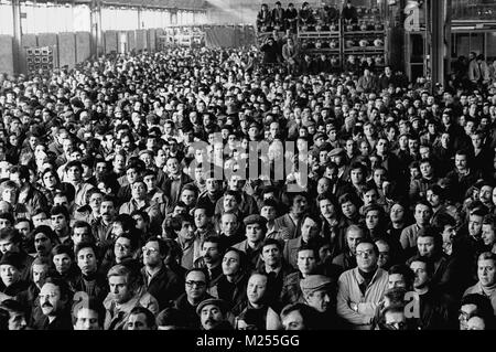 Gruppo Unione dei lavoratori in stabilimento di Arese di Alfa Romeo Auto fabbrica (Milano, Italia, Mars 1982) Foto Stock