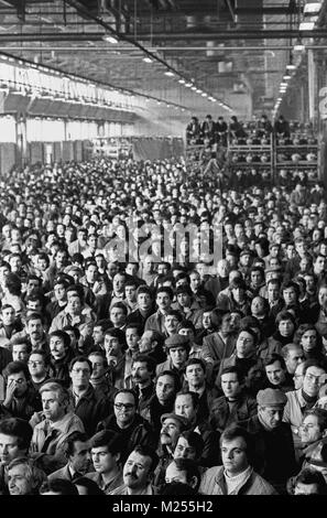 Gruppo Unione dei lavoratori in stabilimento di Arese di Alfa Romeo Auto fabbrica (Milano, Italia, Mars 1982) Foto Stock