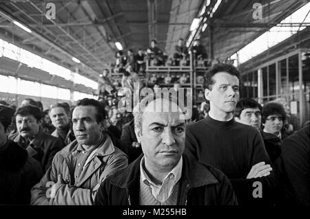 Gruppo Unione dei lavoratori in stabilimento di Arese di Alfa Romeo Auto fabbrica (Milano, Italia, Mars 1982) Foto Stock