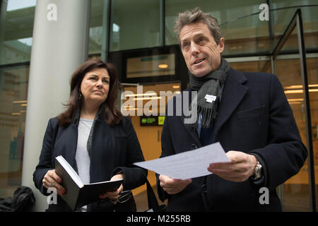 Attore Hugh Grant e Crimewatch presenter Jacqui finimenti lasciare i rotoli Building a Londra dopo che si stabilirono il loro telefono hacking rivendicazioni contro la Mirror Group quotidiani e News Group di quotidiani, editori di notizie del mondo. Foto Stock