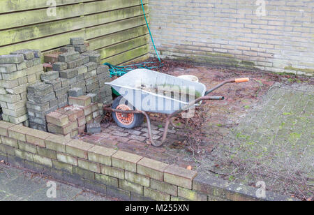 Vecchia carriola in metallo in un giardino olandese Foto Stock